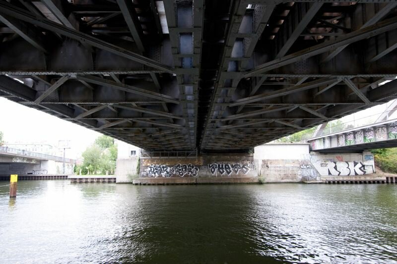 unter einer S-Bahn Brücke an der Spree