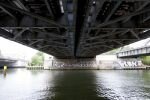 003-unter-einer-S-Bahn-Bruecke-an-der-Spree.jpg