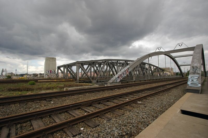 Die S-Bahnbrücke verbindet Treptow und Ostkreuz