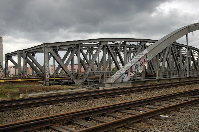 Die S-Bahnbrücke verbindet Treptow und Ostkreuz