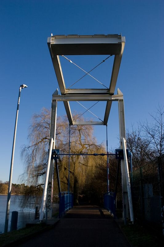 diese kleine Zugbrücke ist eine Fußgängerbrücke über einen kleinen Kanal