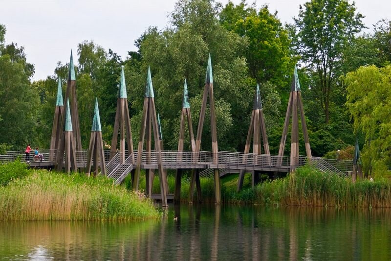 eine Fussgaengerbruecke