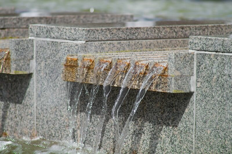 an einem Brunnen