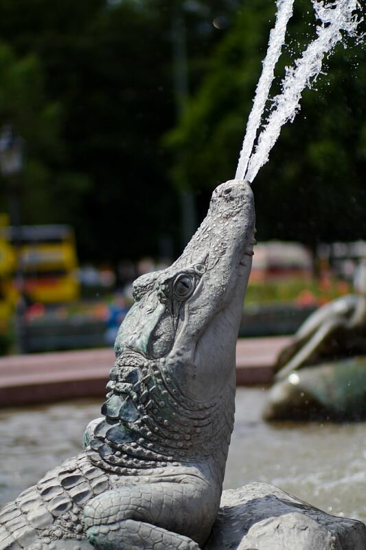 ein Krokodil als Brunnenfigur