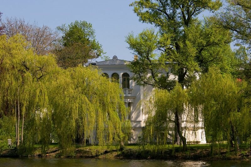 eine Villa an einem See