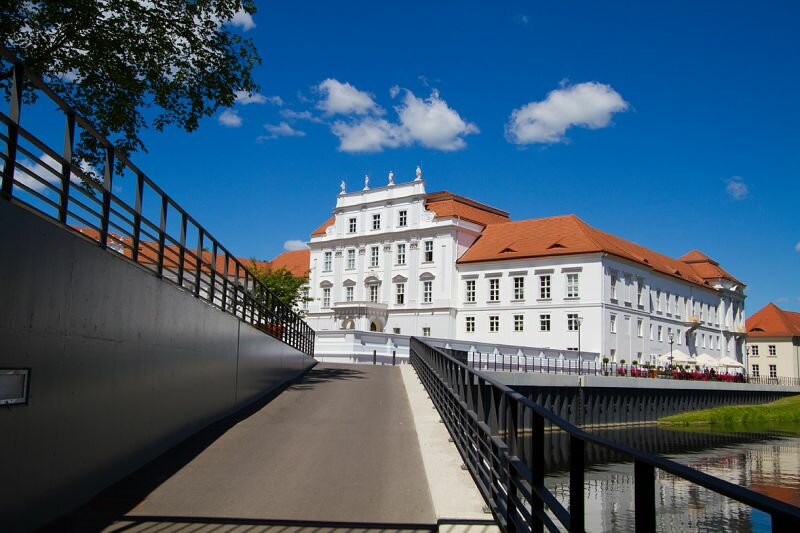 Weg zum Vorplatz von Schloss Oranienburg