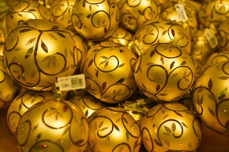 goldfarbene Weihnachtsbaumkugeln