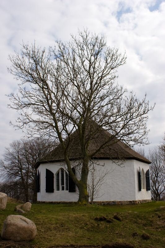 Die Kirche von Vitte im Frühling