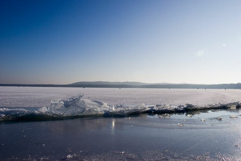 gebrochene Eisschollen auf dem See