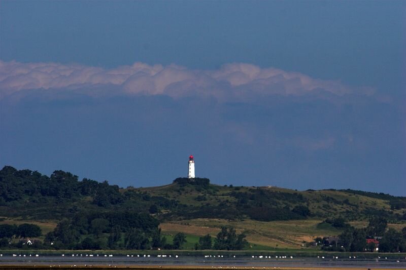 Der Leuchtturm von Hiddensee aus der Ferne