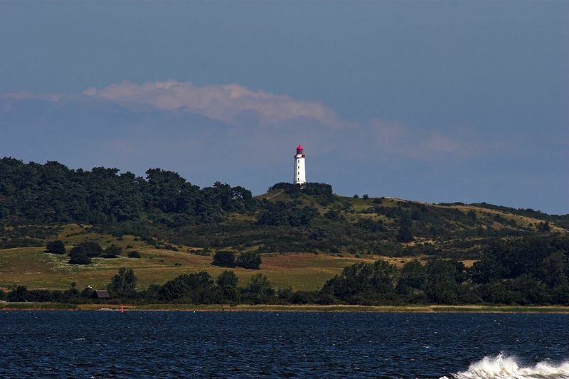 Der Leuchtturm von Hiddensee aus der Ferne