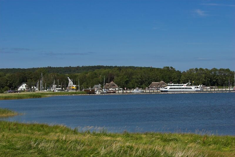 Der Ort Kloster mit Hafen auf der Insel Hiddensee