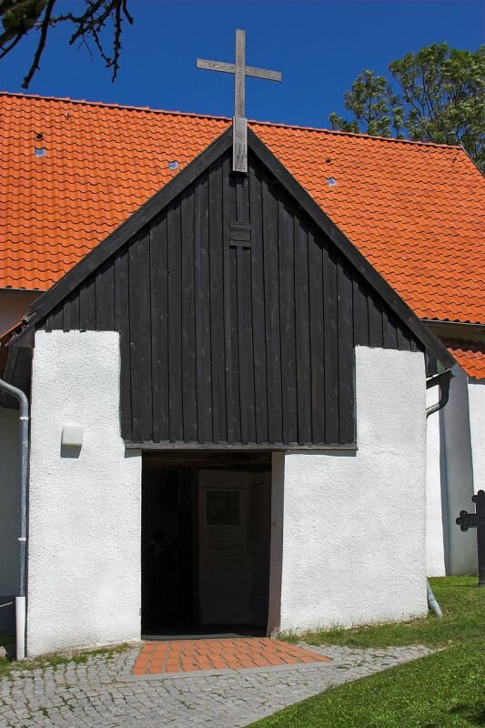 Der Eingang zur Dorfkirche von Kloster