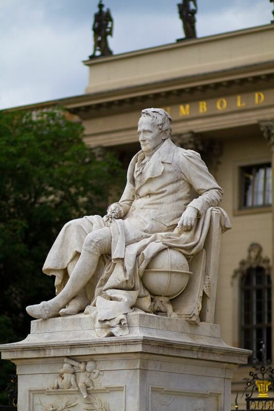 Statue von Alexander von Humboldt vor der Humboldt Universität