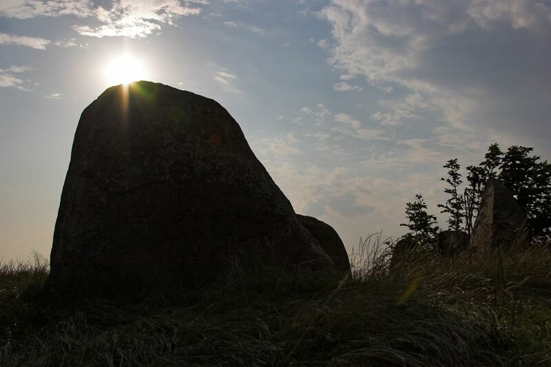 ein Wächterstein in der Abendsonne