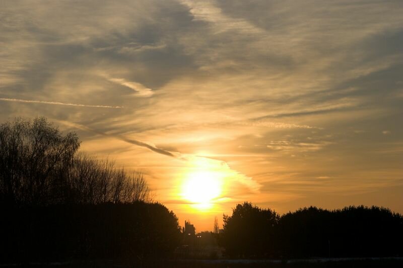 ein Sonnenuntergang mit Wolken