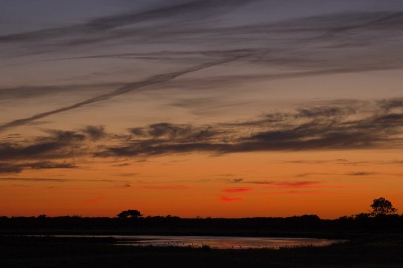 Sonnenuntergang mit kräftigem Himmel