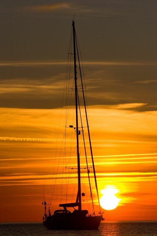 Sonnenuntergang und Segelboot