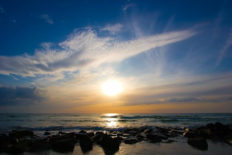 die Sonne geht im Meer unter