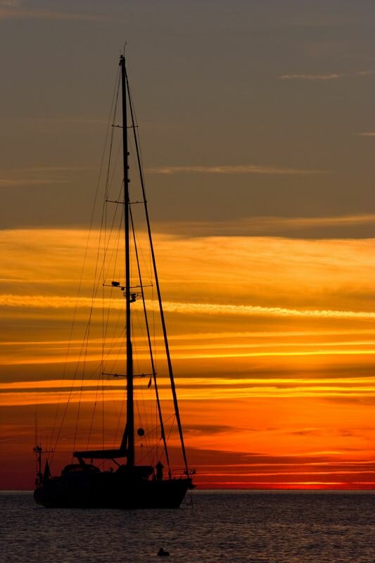 nach dem Sonnenuntergang ein Segelboot auf der Ostsee