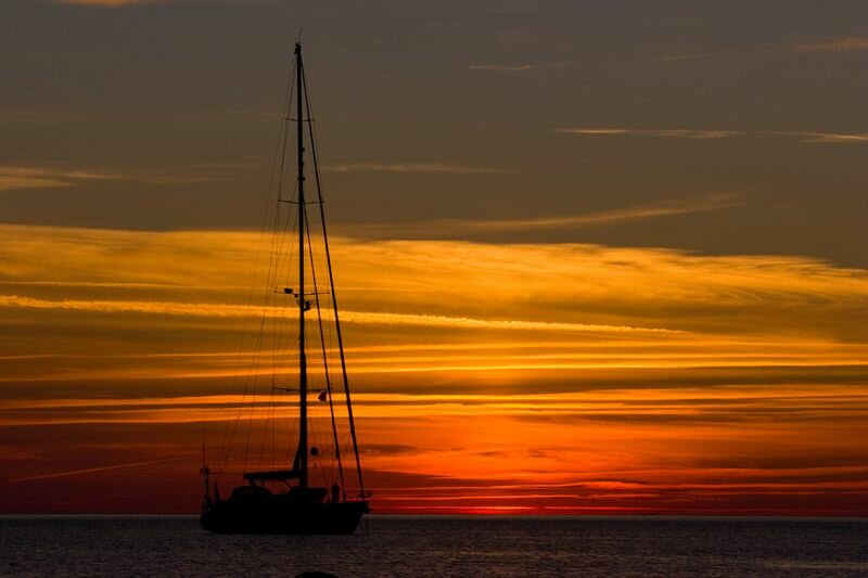 Segelboot nach dem Sonnenuntergang