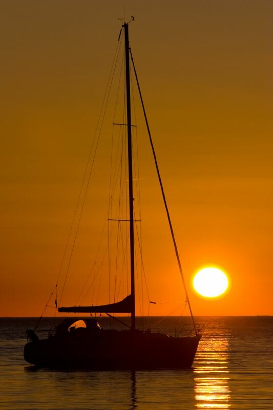 ein Segelboot vor dem Sonnenuntergang