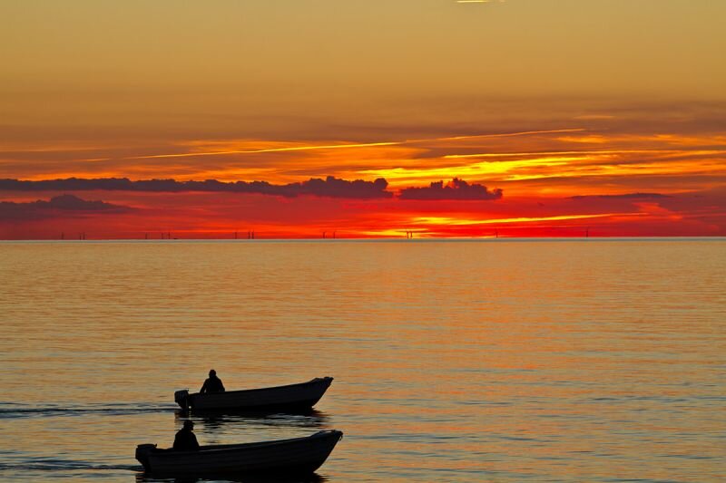 zwei Fischer abends auf der Ostsee