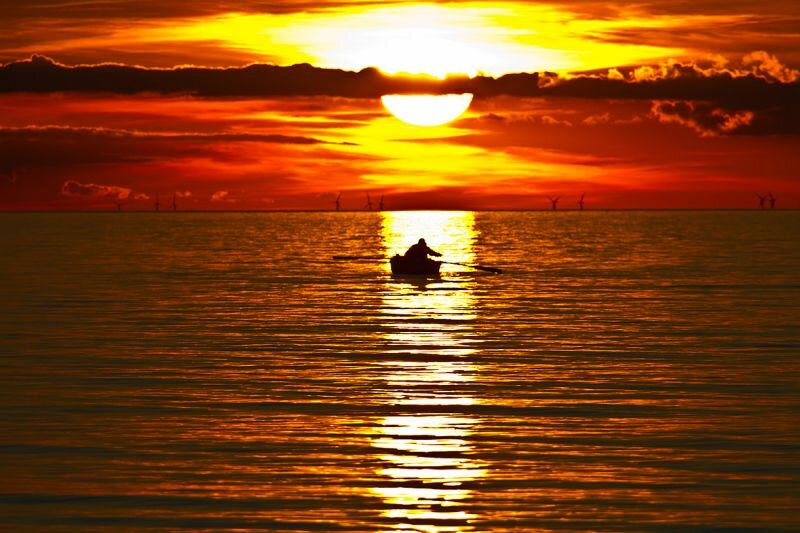 ein Sonnenuntergang mit Fischerboot