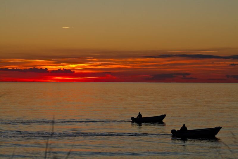 ein Sonnenuntergang mit zwei Fischerbooten