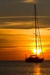 025-Sonnenuntergang-mit-Segelboot.jpg