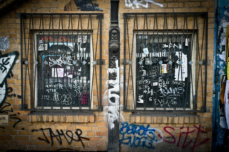 zwei Fenster mit Graffiti