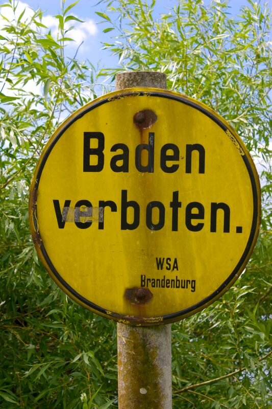 Schild Baden leider verboten