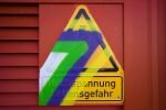 002-Warnschild-und-Graffitireste.jpg