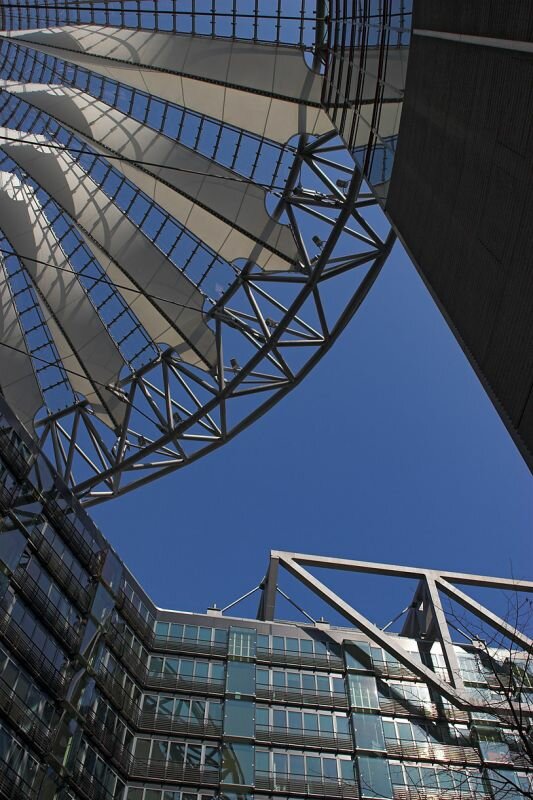 Innenhof mit Dach vom Sony Center