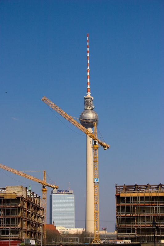 Abrissarbeiten am Palast der Republik in Berlin im Hintergrund der Fernsehturm