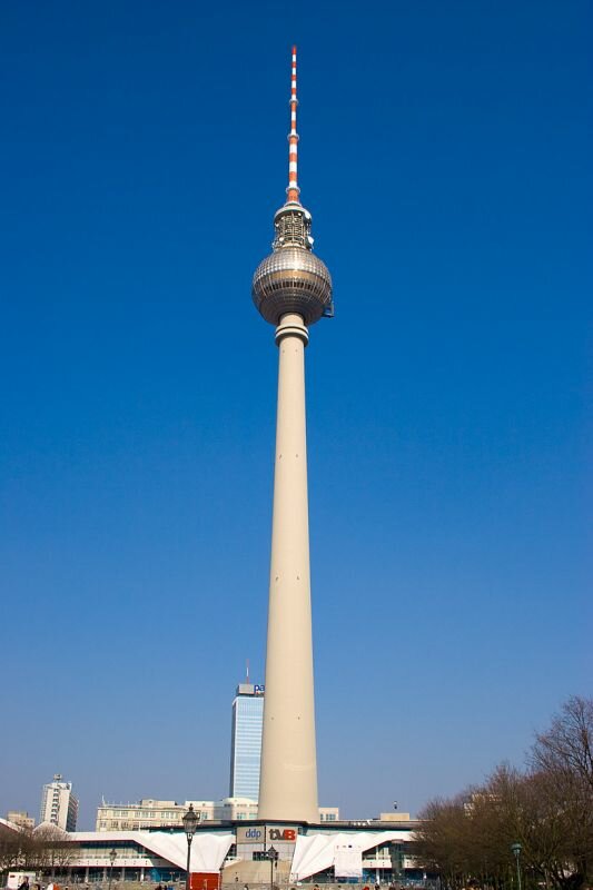 Berlin Alexanderplatz der zu DDR Zeiten gebaute Fernsehturm