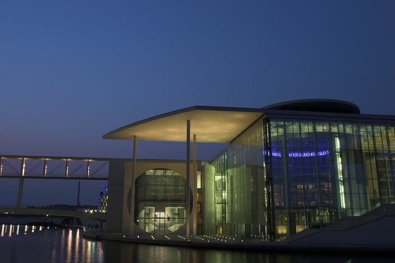 Am Spreeufer des Außwärtigen Amtes bei Nacht (Marie-Elisabeth-Lüders-Haus)