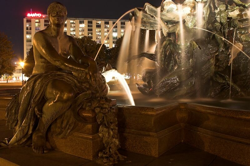 Der Neptunbrunnen bei nächtlicher Beleuchtung