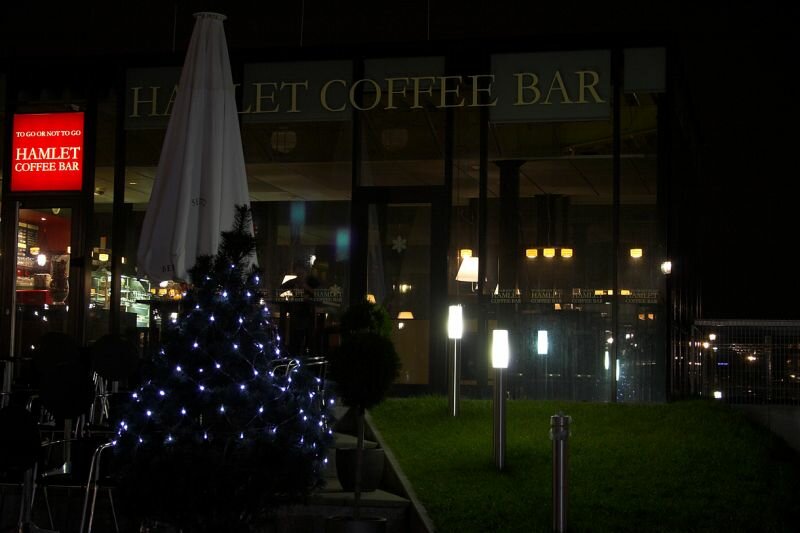 Eine Cafebar am Berliner Hauptbahnhof mit Weihnachtlicher Beleuchtung