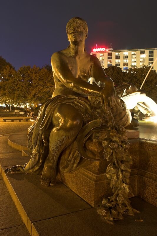 Nachts am Neptunbrunnen