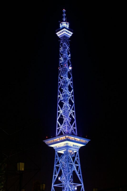 Der Berliner Funkturm in Blau