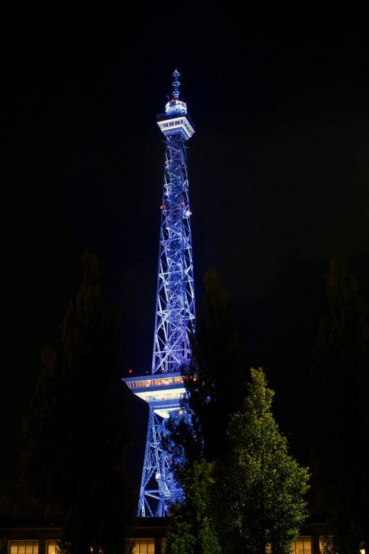 Funkturm mit blauer Beleuchtung