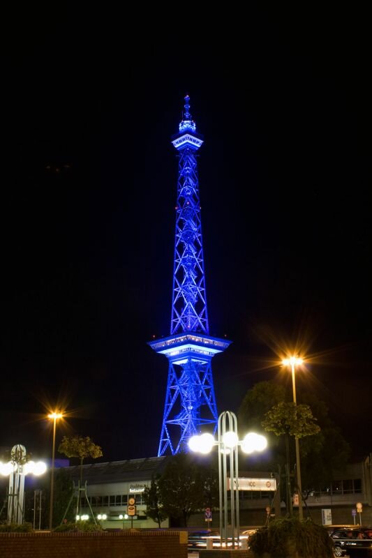 zu Messen wird der Funkturm auch mal blau angestrahlt