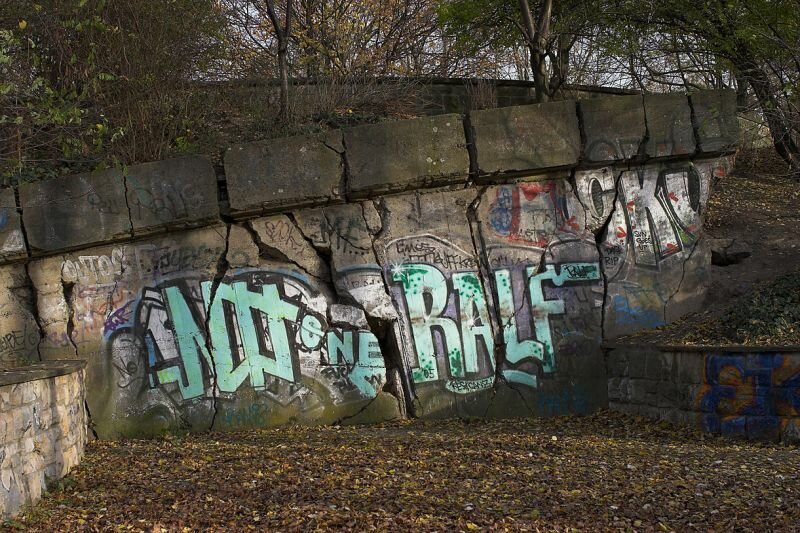 Alte Bunkerruine im Volkspark