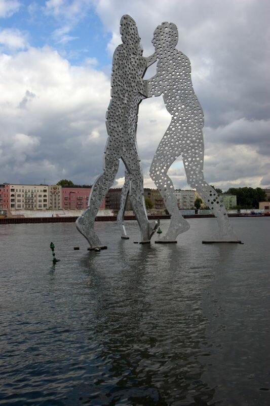 Boxer Statuen in der Spree sollen wohl an die alte Arena erinnern