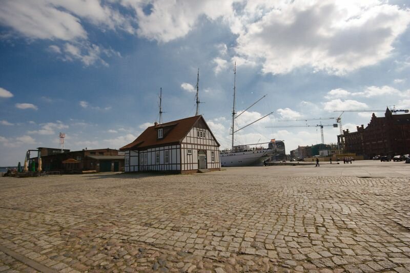 einzelnes Haus im Hafen von Stralsund