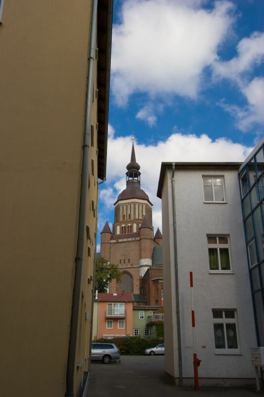 Blick durch eine Gasse auf die St. Marienkirche