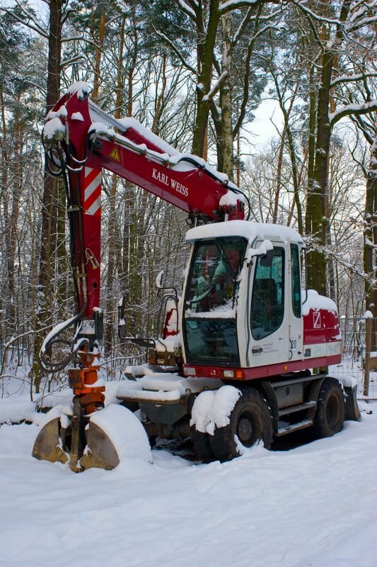 ein Bagger im Schnee