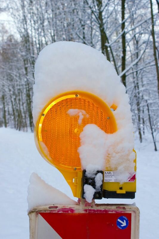 eine Absperrlampe mit Schnee