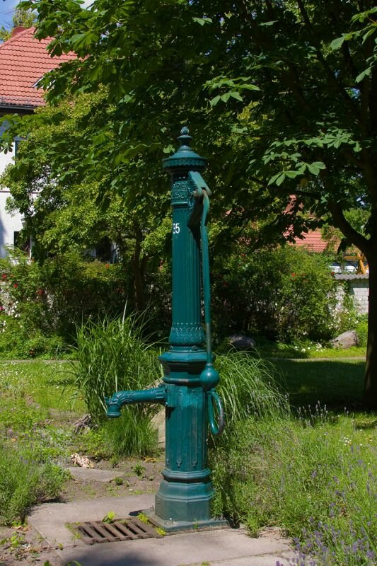 eine Handpumpe am Straßenrand